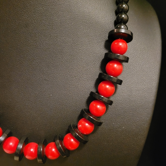 Vintage Red & Black Beaded Necklace - Picture 3 of 4